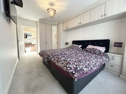 Yew Tree Court, Elstree, Image 7