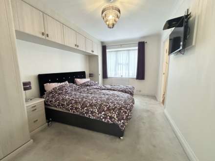 Yew Tree Court, Elstree, Image 8