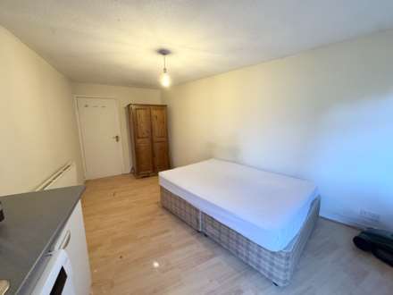 Delius Close, Elstree, Image 4