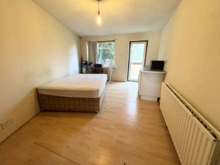 Delius Close, Elstree, Image 5