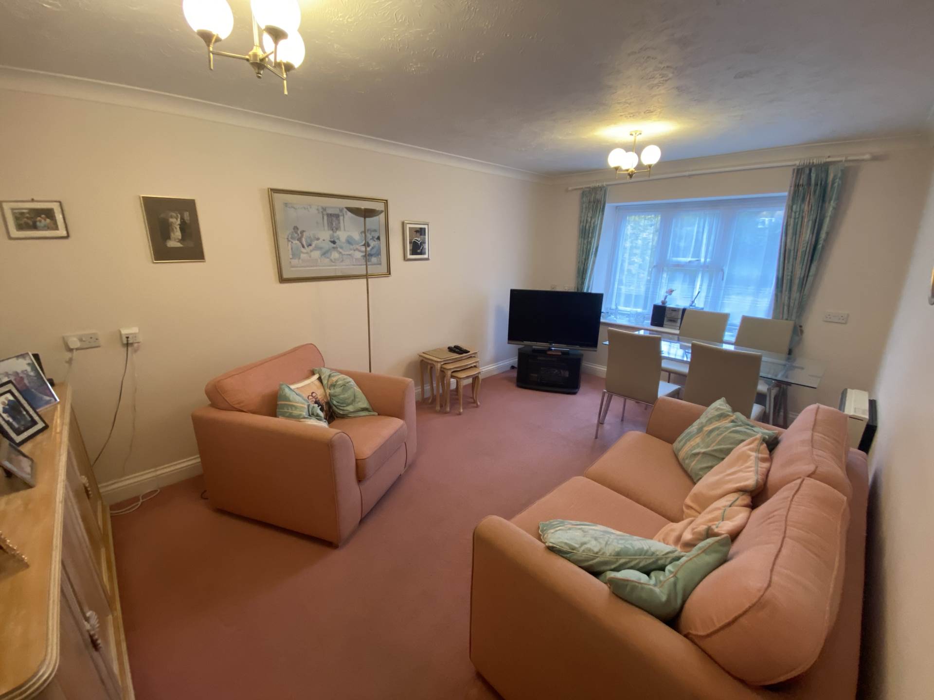 Yew Tree Court, Elstree, Image 1