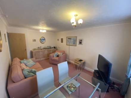 Yew Tree Court, Elstree, Image 2