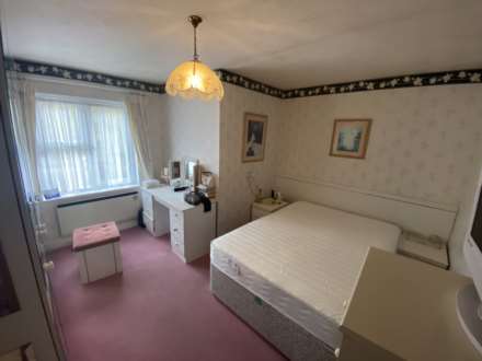Yew Tree Court, Elstree, Image 4