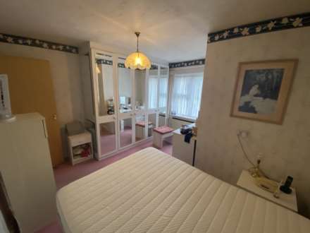 Yew Tree Court, Elstree, Image 5