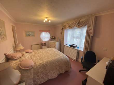 Yew Tree Court, Elstree, Image 6