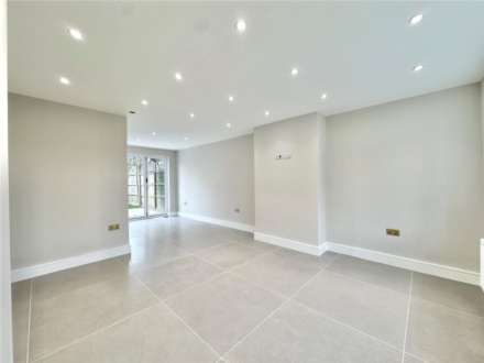 Wych Elms, Park Street, Image 4