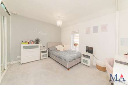 Barkston Path, Borehamwood, Image 17