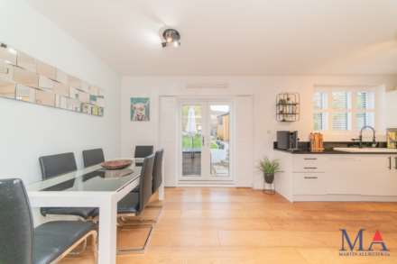 Barkston Path, Borehamwood, Image 3