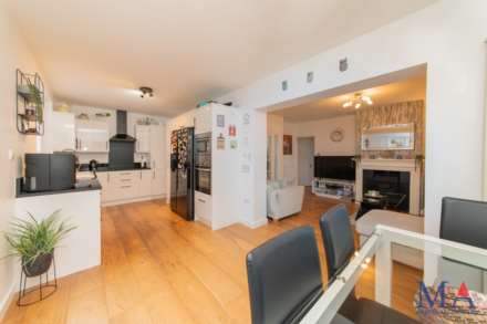 Barkston Path, Borehamwood, Image 7