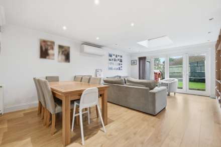 Alconbury Close, Borehamwood, Image 3