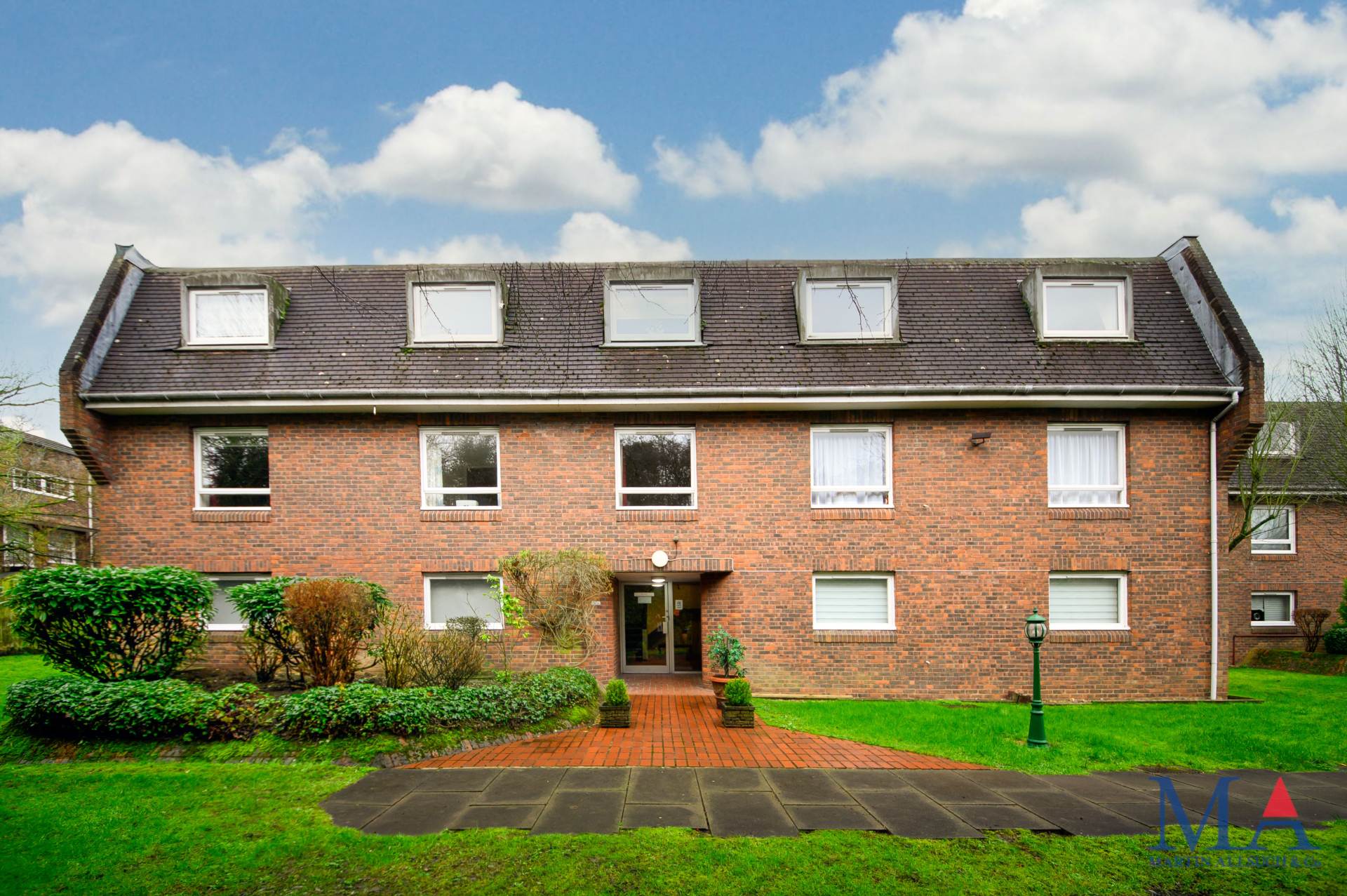 Lakeside Court, Elstree, Image 1