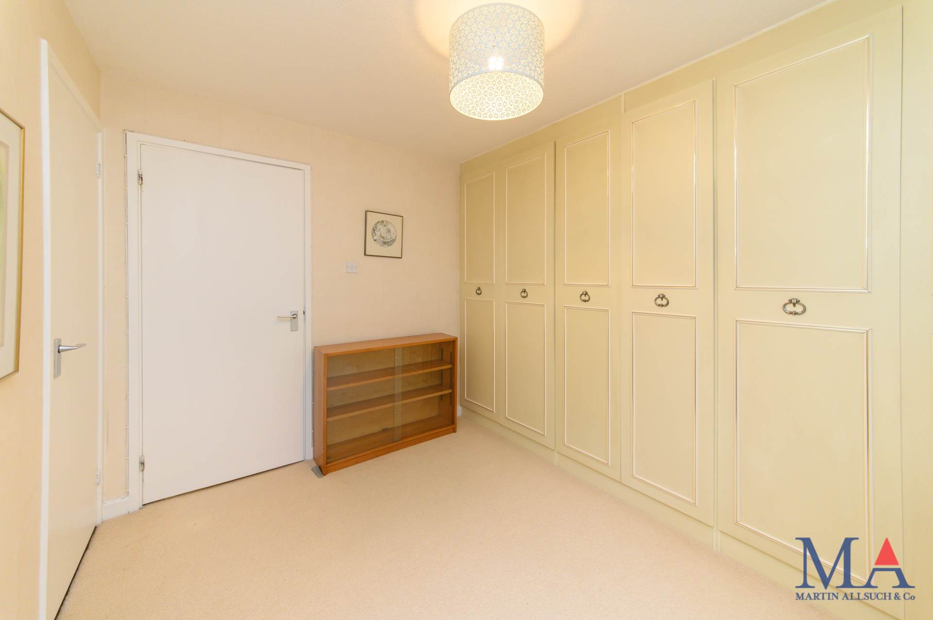 Lakeside Court, Elstree, Image 17