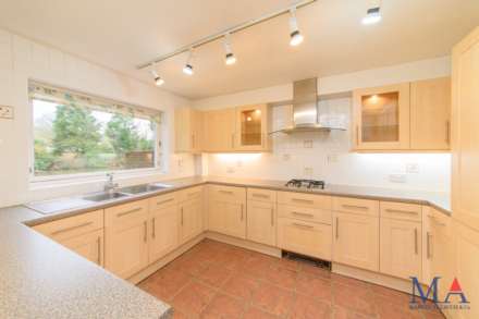 Lakeside Court, Elstree, Image 10