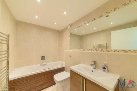 Lakeside Court, Elstree, Image 22