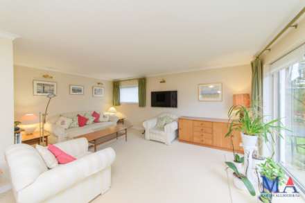 Lakeside Court, Elstree, Image 4