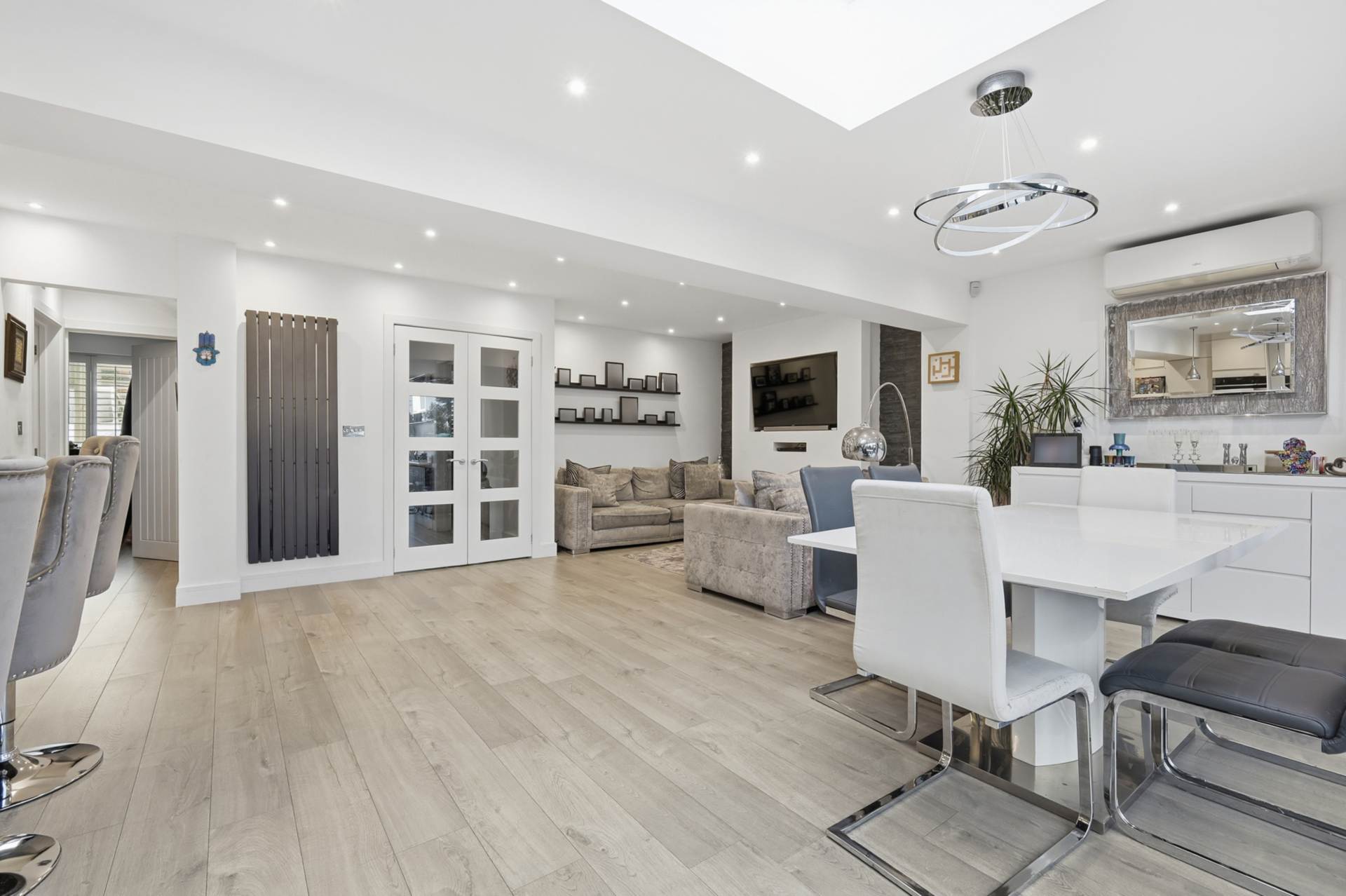 Lullington Garth, Borehamwood, Image 1