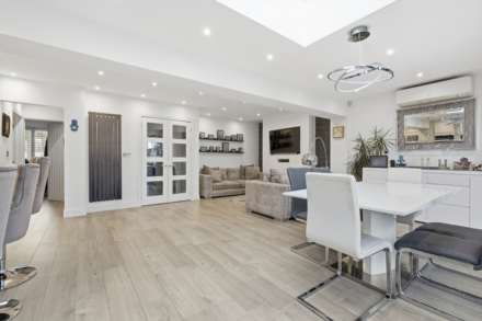 Lullington Garth, Borehamwood, Image 1