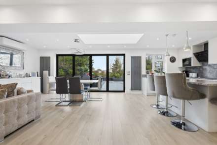 Lullington Garth, Borehamwood, Image 2