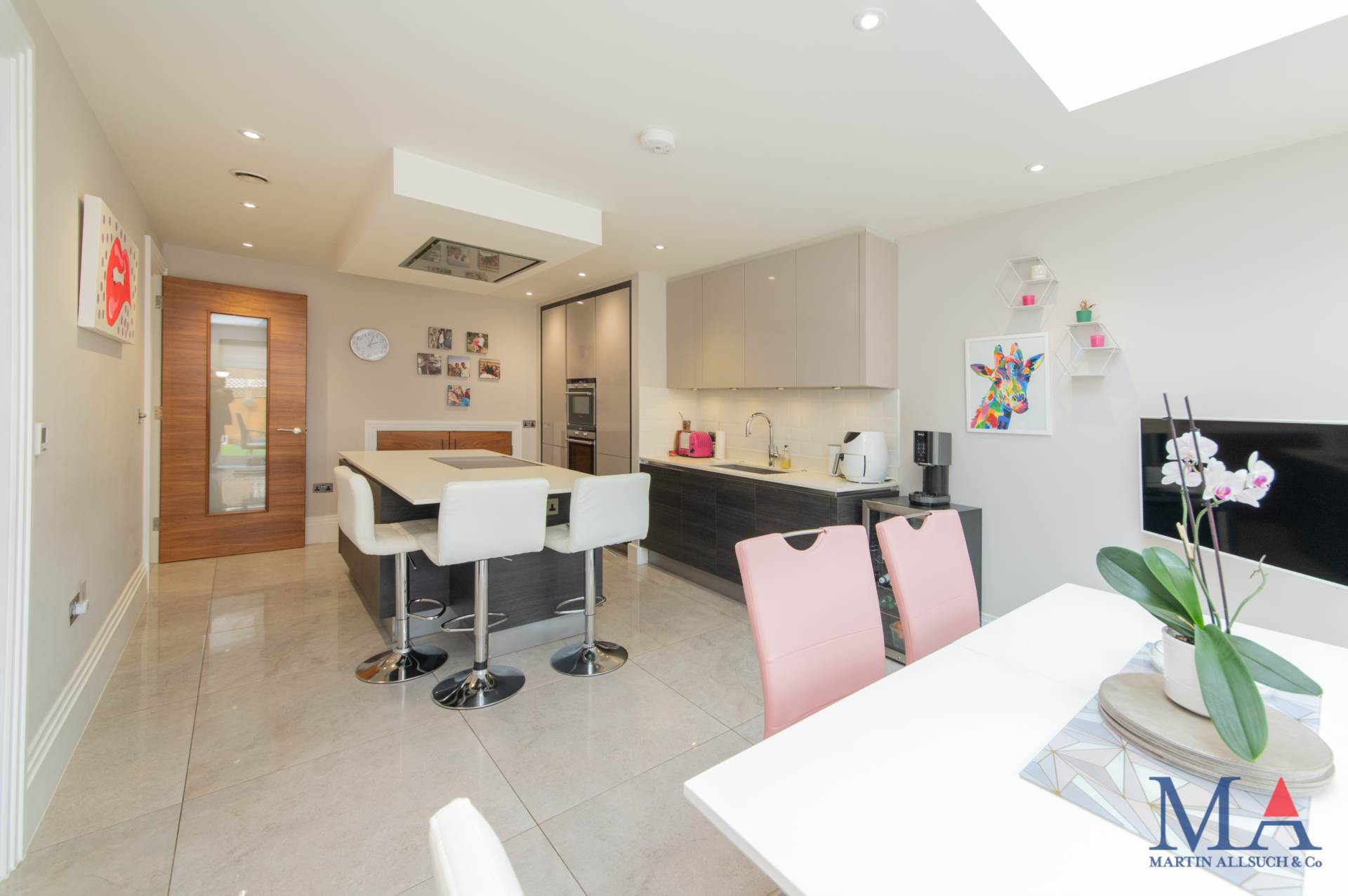 Red Road, Borehamwood, Image 11