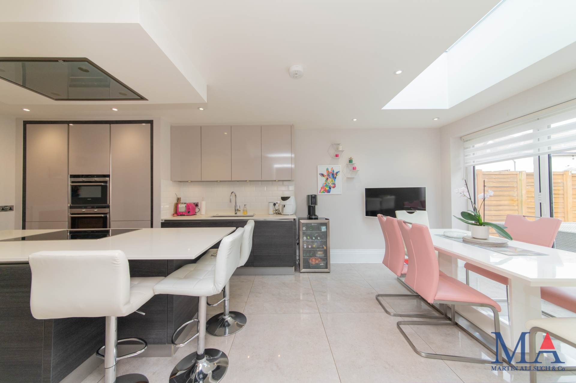 Red Road, Borehamwood, Image 12