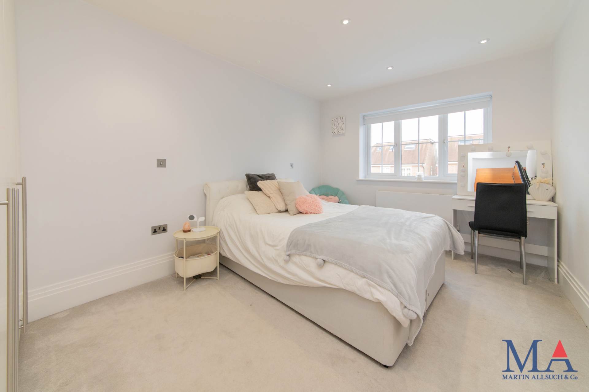 Red Road, Borehamwood, Image 19