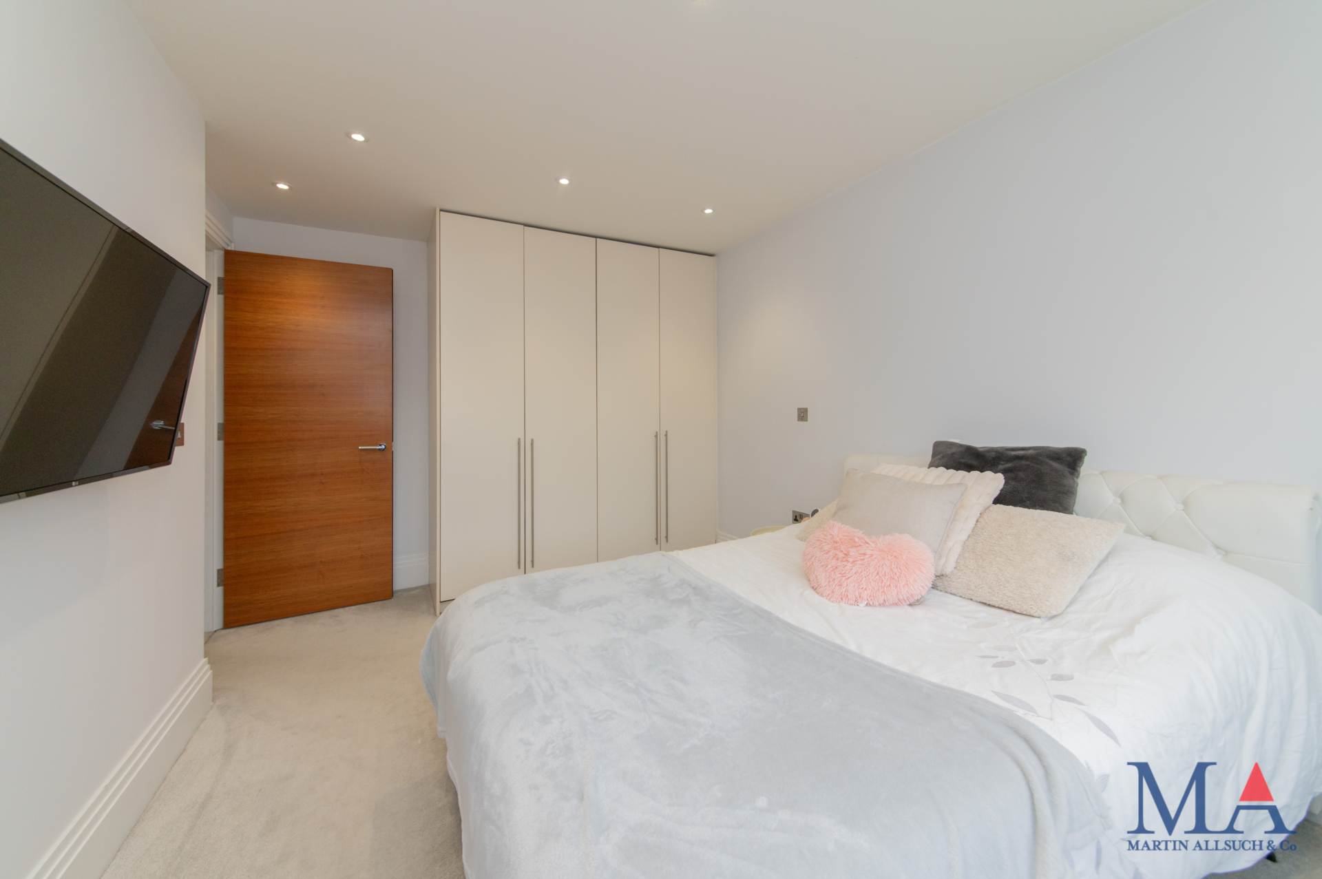 Red Road, Borehamwood, Image 20