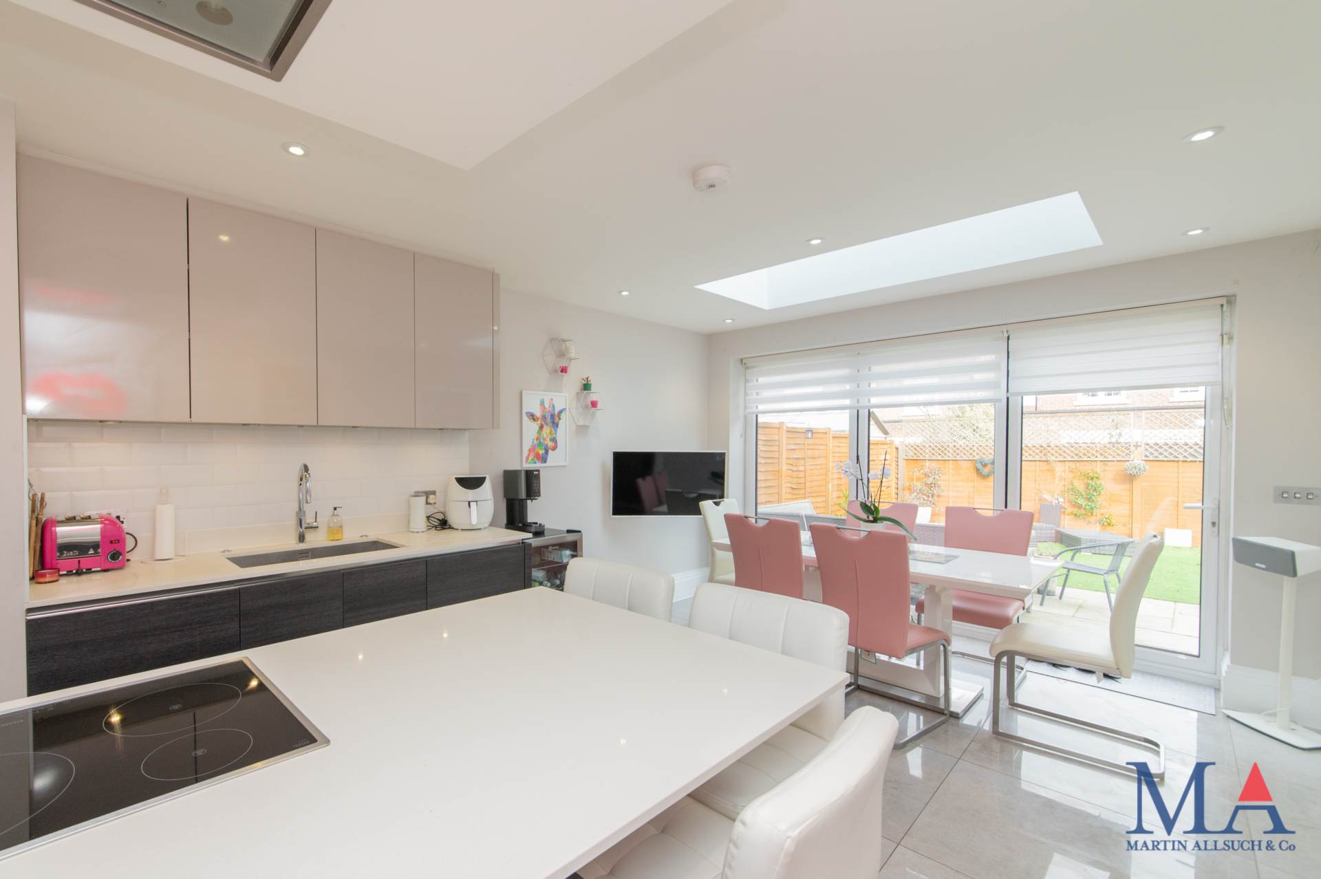 Red Road, Borehamwood, Image 8