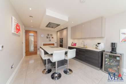 Red Road, Borehamwood, Image 10