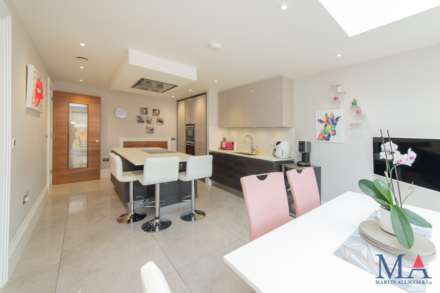 Red Road, Borehamwood, Image 11