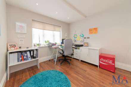 Red Road, Borehamwood, Image 13