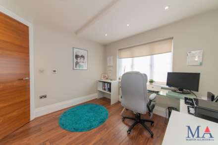 Red Road, Borehamwood, Image 14