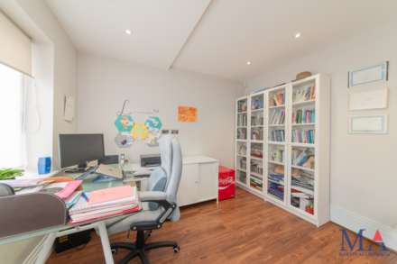 Red Road, Borehamwood, Image 15