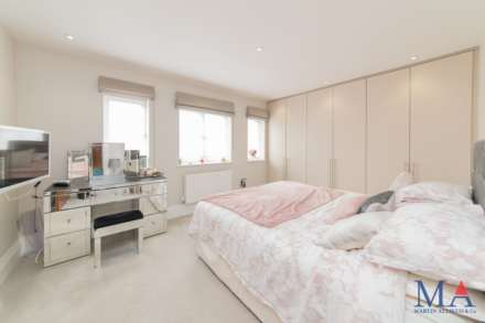 Red Road, Borehamwood, Image 16