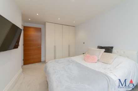 Red Road, Borehamwood, Image 20