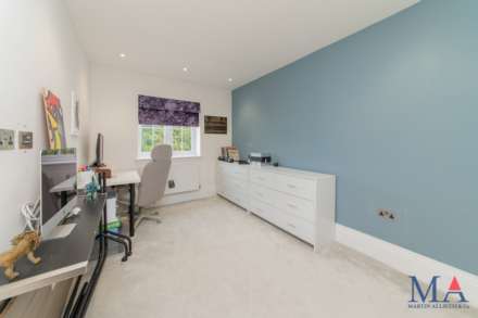 Red Road, Borehamwood, Image 22