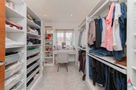 Red Road, Borehamwood, Image 26