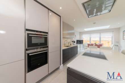 Red Road, Borehamwood, Image 7