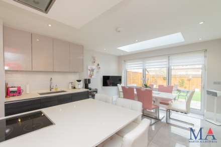 Red Road, Borehamwood, Image 8