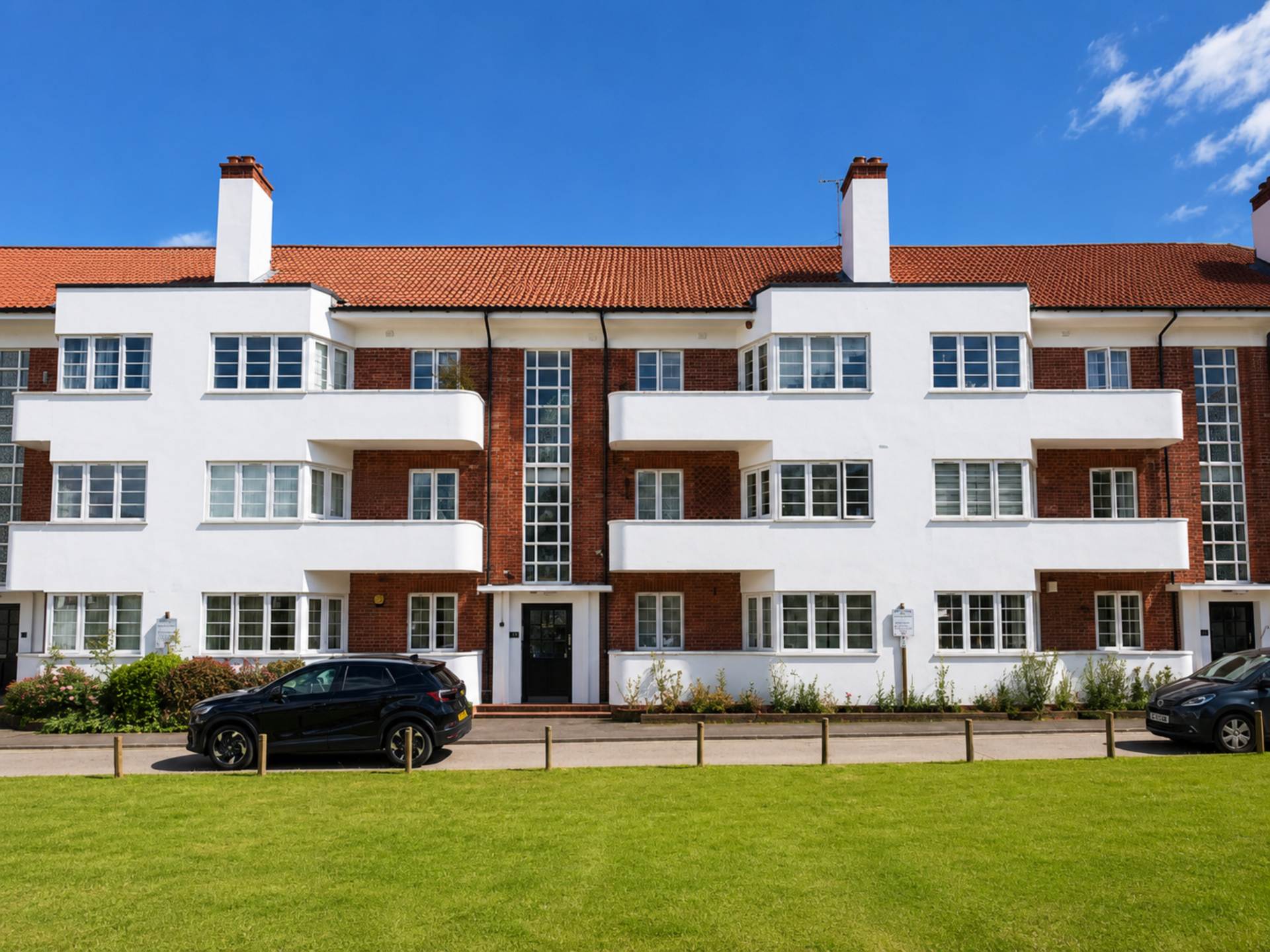 Hollywood Court, Elstree, Image 1
