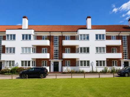 Hollywood Court, Elstree