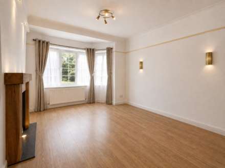 Hollywood Court, Elstree, Image 3