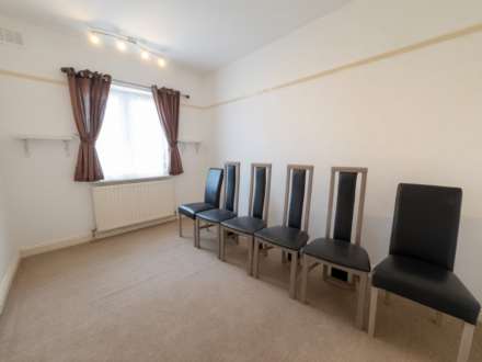 Hollywood Court, Elstree, Image 6