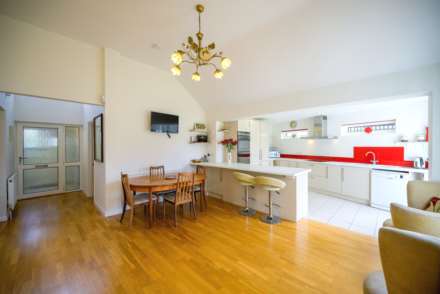 Ilkley Road, Caversham Heights, Image 2