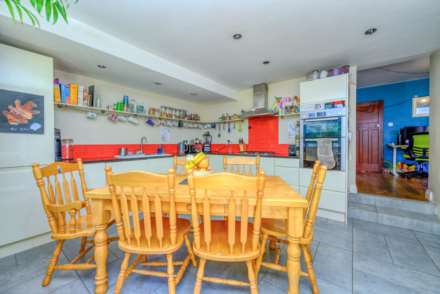 Barclose Avenue, Caversham, Image 9