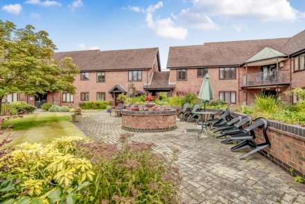 1 Bedroom Apartment, Chiltern Court, Emmer Green