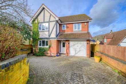 4 Bedroom Detached, Oakley Road, Caversham Heights
