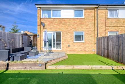 Stirling Close, Caversham, Image 15