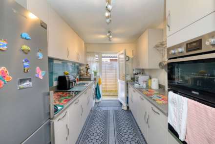 Lymington Gate, Caversham Heights, Image 5