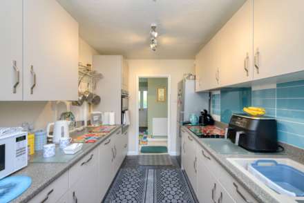 Lymington Gate, Caversham Heights, Image 6