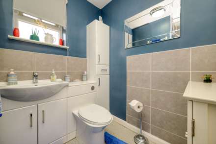 Lymington Gate, Caversham Heights, Image 9